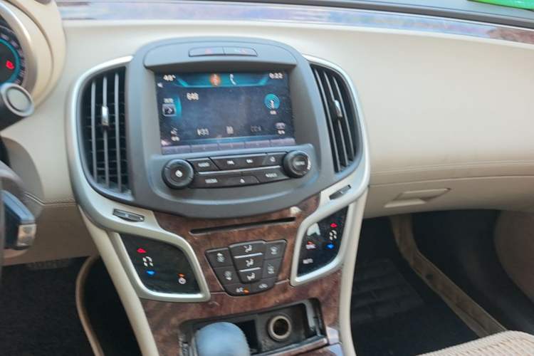 Used Buick LaCrosse 2013 2.4L SIDI Leading Comfort Version Audio And AC Panel