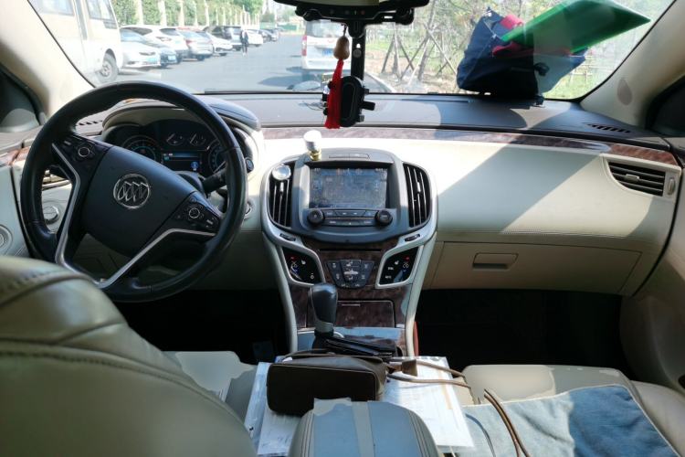 Used Buick LaCrosse 2013 2.4L SIDI Elite Comfort Version Center Console