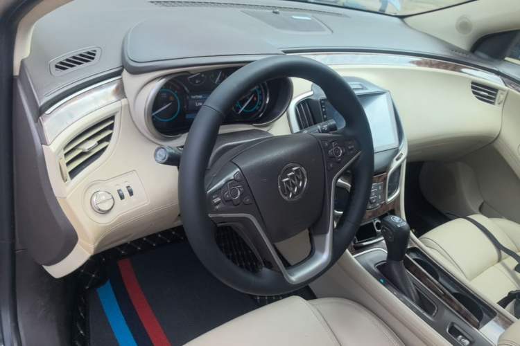 Used Buick LaCrosse 2013 2.4L SIDI Leading Comfort Version Center Console