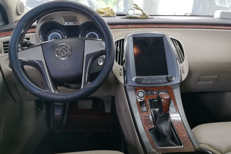 Used Buick LaCrosse 2013 2.4L SIDI Elite Comfort Version Center Console
