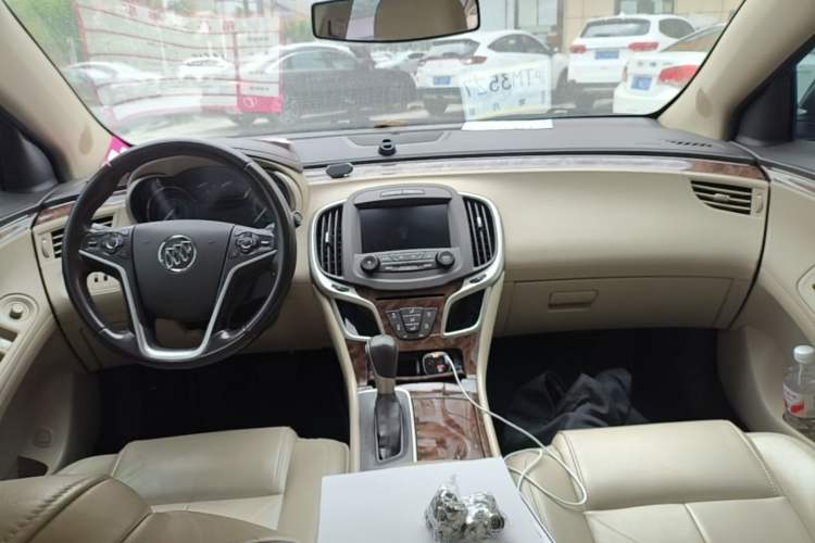 Used Buick LaCrosse 2013 2.4L SIDI Leading Comfort Version Center Console