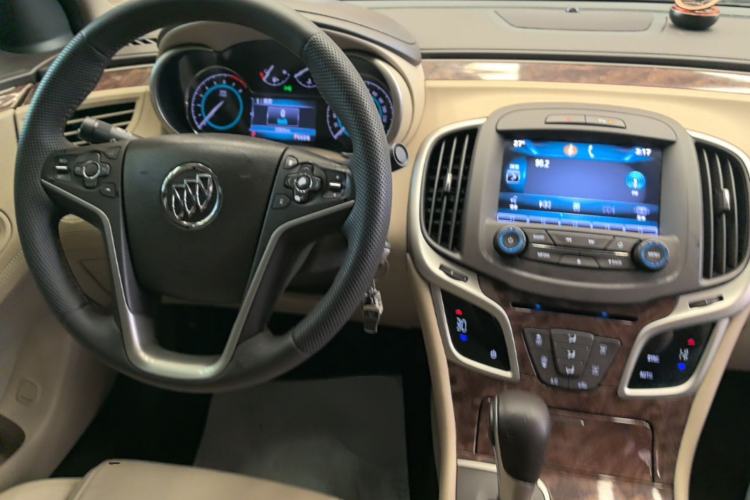 Used Buick LaCrosse 2013 2.4L SIDI Leading Comfort Version Center Console