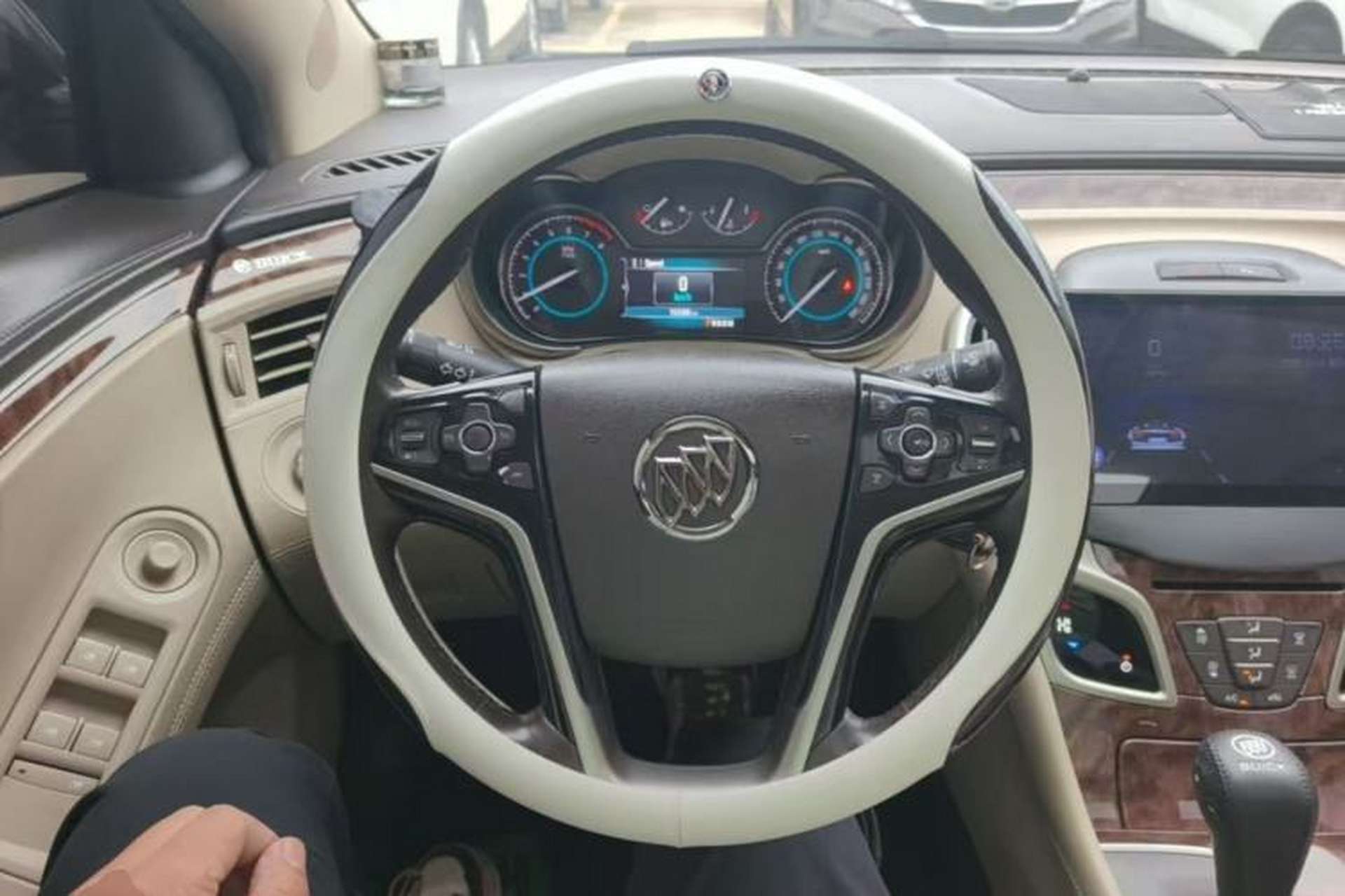 Used Buick LaCrosse 2013 2.4L SIDI Leading Comfort Version Center Console