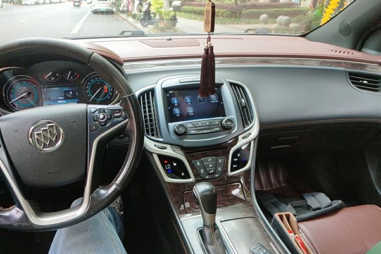Used Buick LaCrosse 2013 2.4L SIDI Elite Comfort Version Center Console