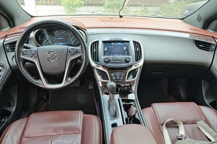 Used Buick LaCrosse 2013 2.4L SIDI Leading Comfort Version Center Console