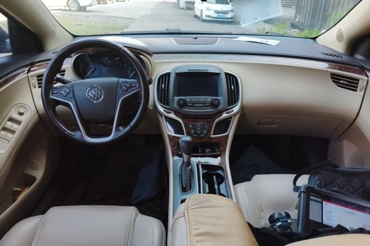 Used Buick LaCrosse 2013 2.4L SIDI Leading Comfort Version Center Console