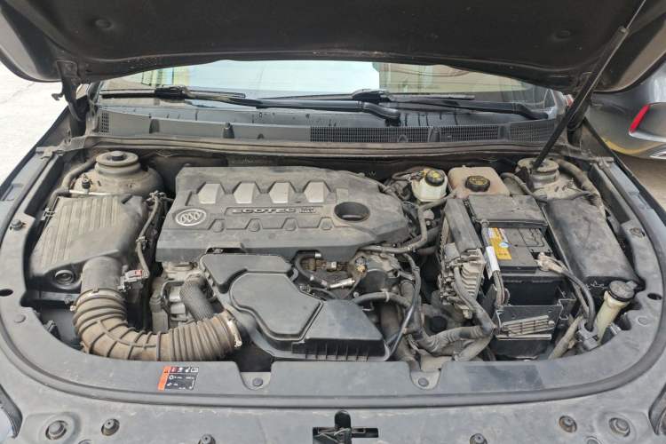 Used Buick LaCrosse 2013 2.4L SIDI Elite Comfort Version Engine Bay