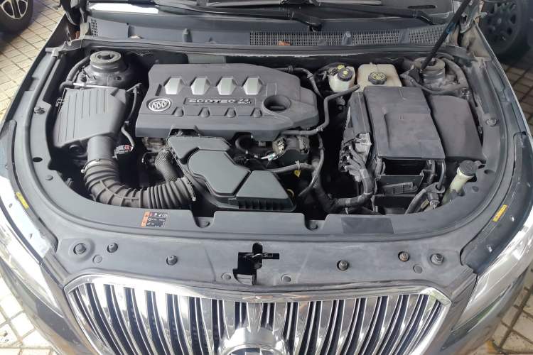Used Buick LaCrosse 2013 2.4L SIDI Elite Comfort Version Engine Bay