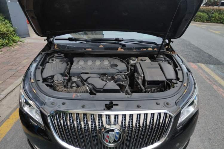 Used Buick LaCrosse 2013 2.4L SIDI Elite Comfort Version Engine Bay