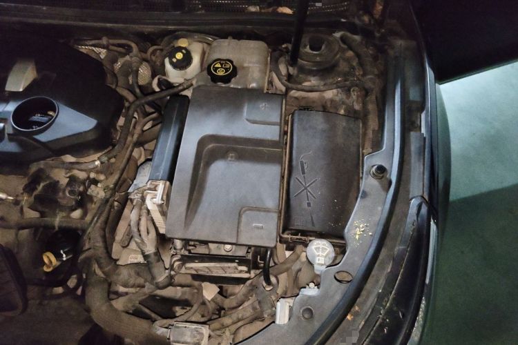 Used Buick LaCrosse 2013 2.4L SIDI Elite Comfort Version Engine Bay Left