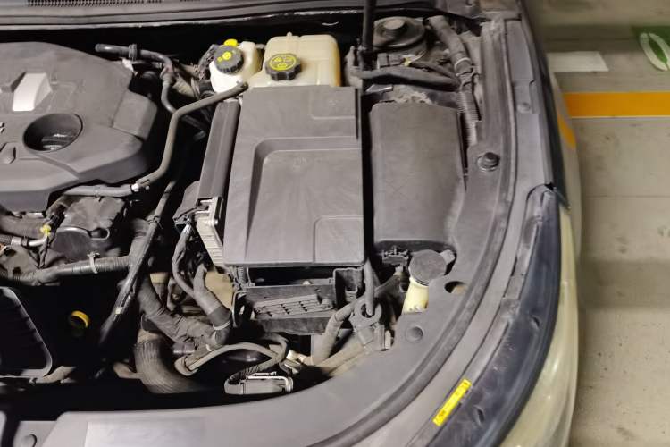 Used Buick LaCrosse 2013 2.4L SIDI Luxury Comfort Edition Engine Bay Left