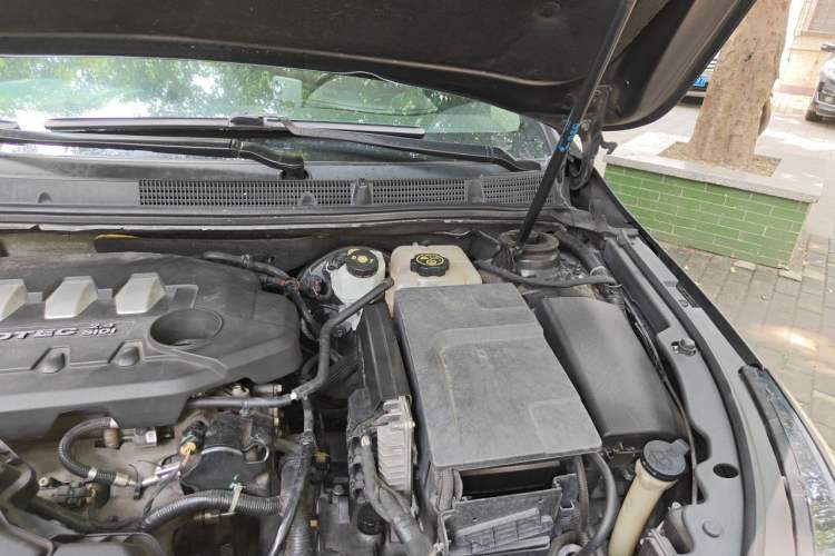 Used Buick LaCrosse 2013 2.4L SIDI Elite Comfort Version Engine Bay Left