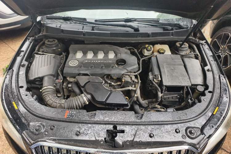 Used Buick LaCrosse 2013 2.4L SIDI Elite Comfort Version Engine Bay