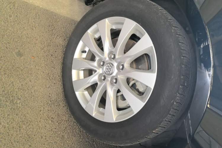 Used Buick LaCrosse 2013 2.4L SIDI Leading Comfort Version Left Front Wheel Hub