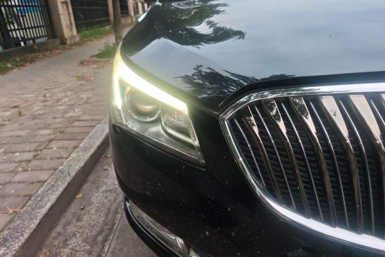 Used Buick LaCrosse 2013 2.4L SIDI Leading Comfort Version Right Front Headlight