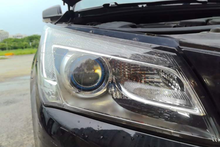 Used Buick LaCrosse 2013 2.4L SIDI Luxury Comfort Edition Right Front Headlight