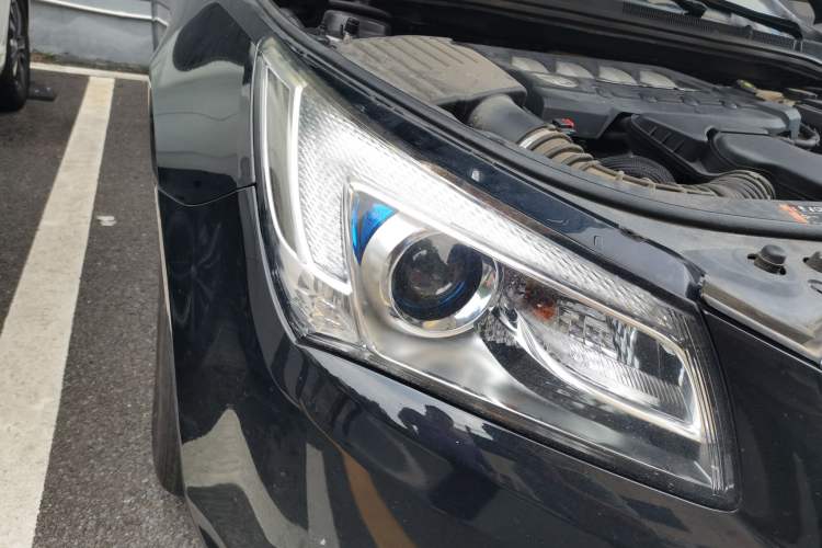 Used Buick LaCrosse 2013 2.4L SIDI Leading Comfort Version Right Front Headlight