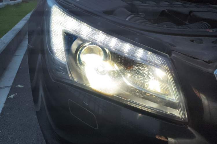 Used Buick LaCrosse 2013 2.4L SIDI Elite Comfort Version Right Front Headlight