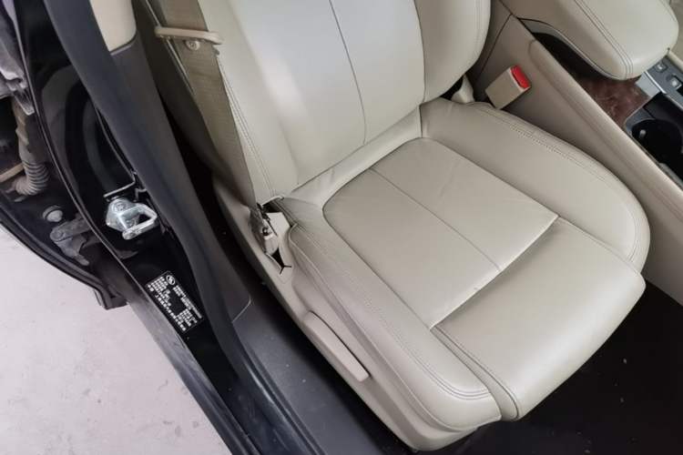 Used Buick LaCrosse 2013 2.0T SIDI Technology Version Right Front Seat