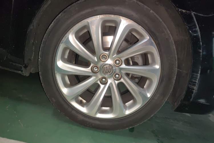 Used Buick LaCrosse 2013 2.4L SIDI Luxury Comfort Edition Right Front Wheel Hub