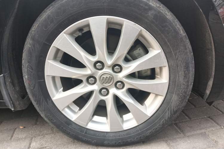 Used Buick LaCrosse 2013 2.4L SIDI Elite Comfort Version Right Front Wheel Hub