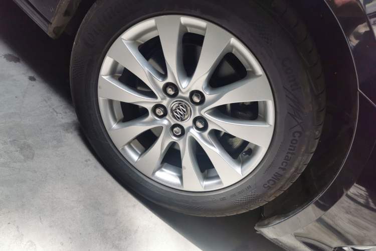 Used Buick LaCrosse 2013 2.4L SIDI Elite Comfort Version Right Front Wheel Hub
