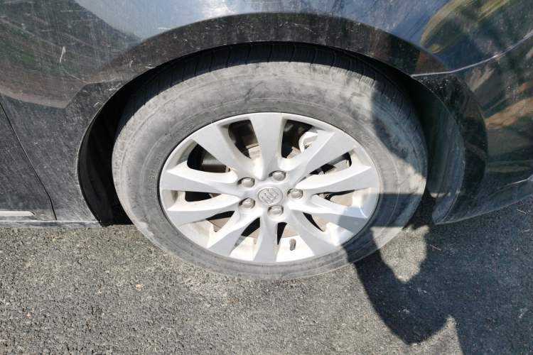 Used Buick LaCrosse 2013 2.4L SIDI Elite Comfort Version Right Front Wheel Hub