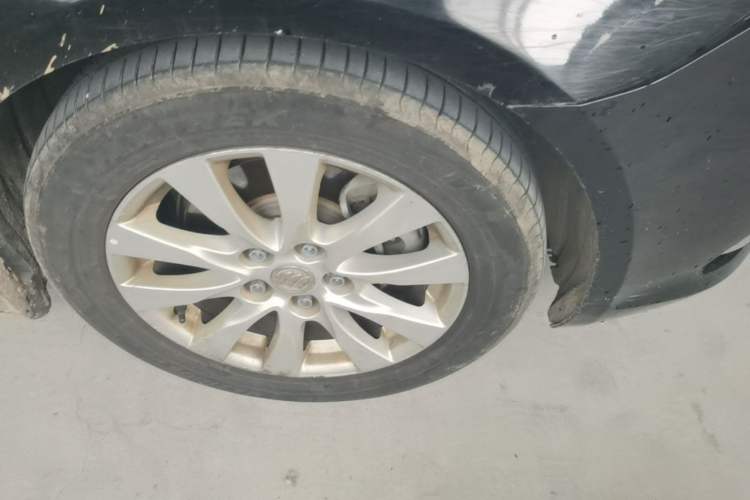 Used Buick LaCrosse 2013 2.4L SIDI Elite Comfort Version Right Front Wheel Hub