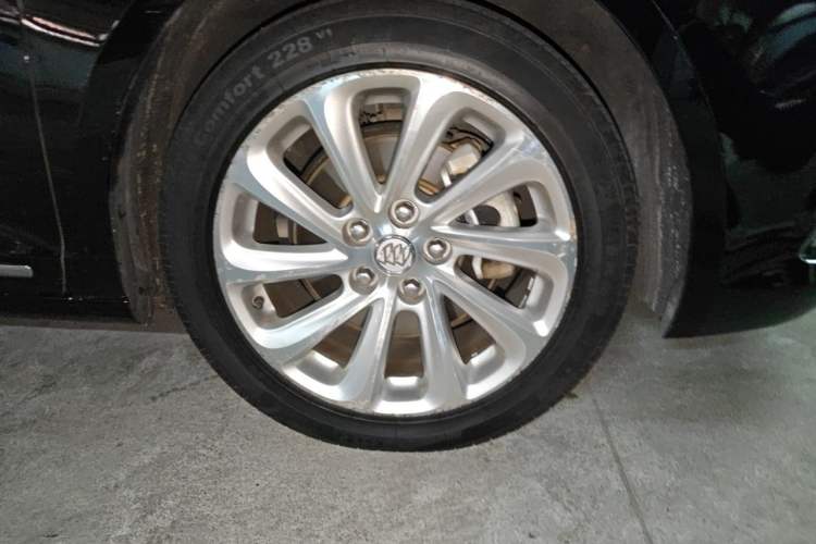 Used Buick LaCrosse 2013 2.4L SIDI Luxury Comfort Edition Right Front Wheel Hub