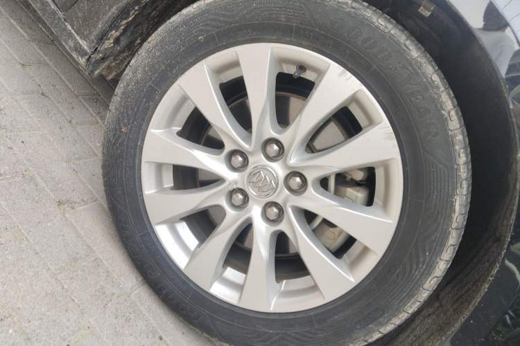 Used Buick LaCrosse 2013 2.4L SIDI Elite Comfort Version Right Front Wheel Hub
