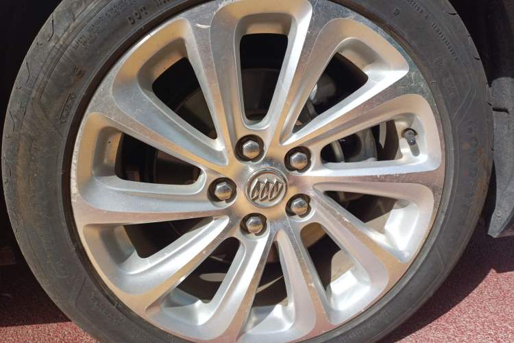 Used Buick LaCrosse 2013 2.4L SIDI Luxury Comfort Edition Right Front Wheel Hub
