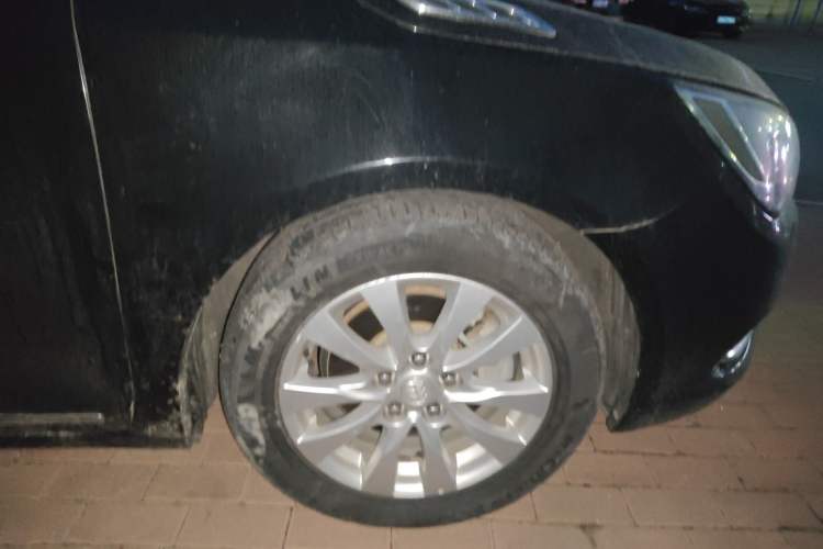 Used Buick LaCrosse 2013 2.4L SIDI Elite Comfort Version Right Front Wheel Hub