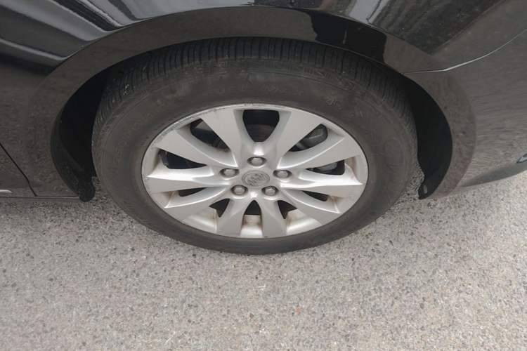 Used Buick LaCrosse 2013 2.4L SIDI Leading Comfort Version Right Front Wheel Hub
