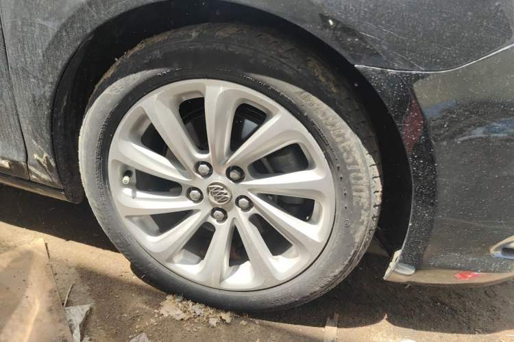 Used Buick LaCrosse 2013 2.4L SIDI Luxury Comfort Edition Right Front Wheel Hub