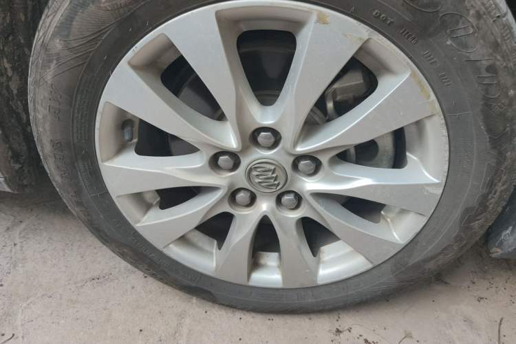 Used Buick LaCrosse 2013 2.4L SIDI Elite Comfort Version Right Front Wheel Hub