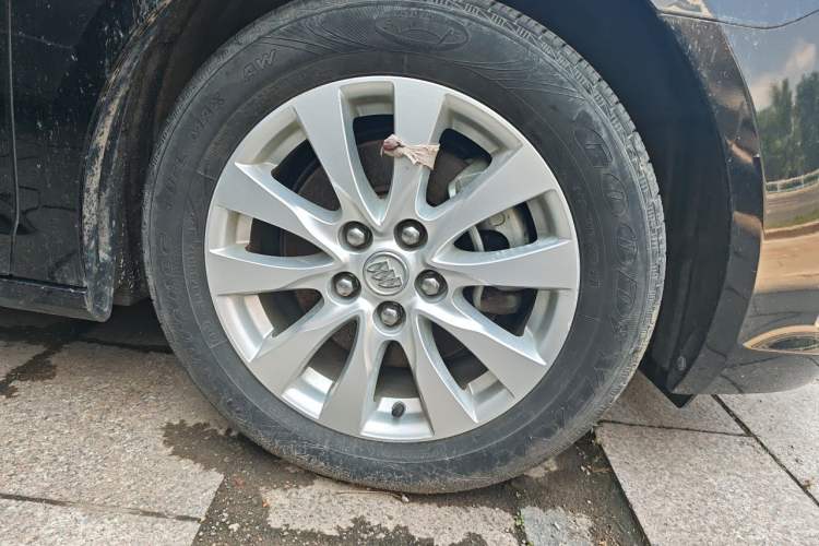 Used Buick LaCrosse 2013 2.4L SIDI Leading Comfort Version Right Front Wheel Hub
