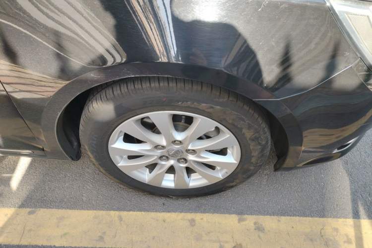 Used Buick LaCrosse 2013 2.4L SIDI Elite Comfort Version Right Front Wheel Hub