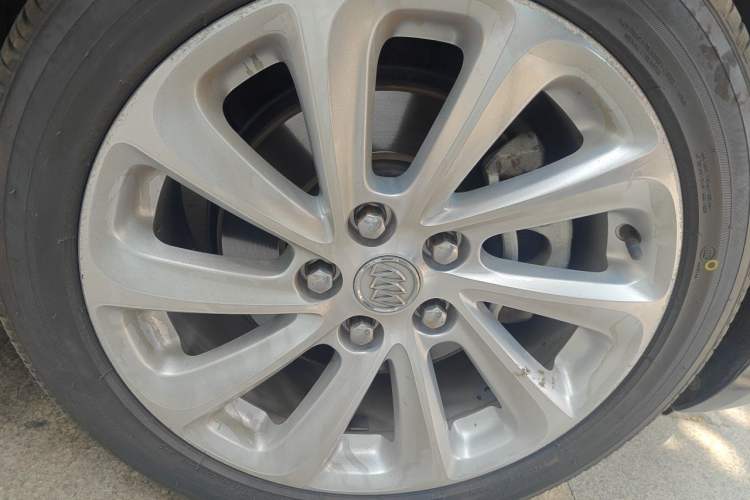 Used Buick LaCrosse 2013 2.4L SIDI Luxury Comfort Edition Right Front Wheel Hub