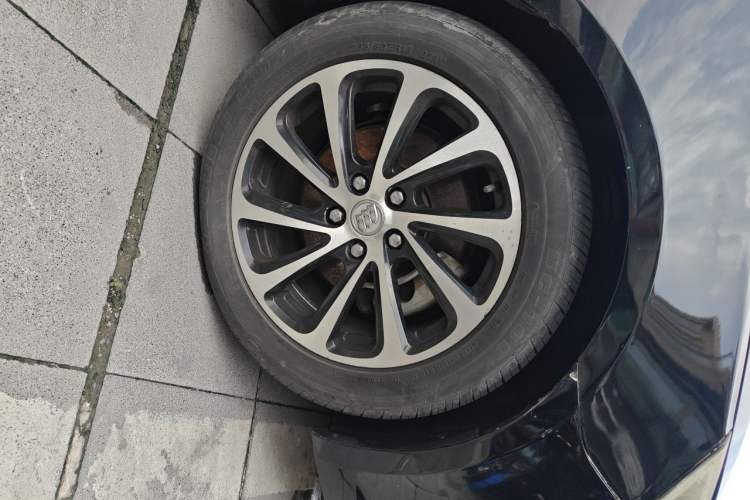 Used Buick LaCrosse 2013 2.4L SIDI Luxury Comfort Edition Right Front Wheel Hub