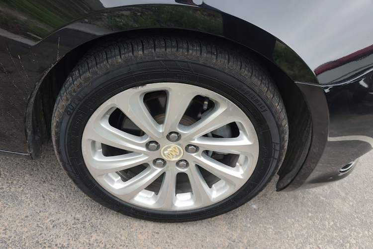 Used Buick LaCrosse 2013 2.4L SIDI Luxury Comfort Edition Right Front Wheel Hub