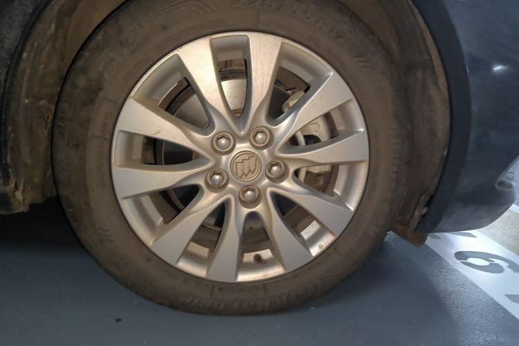 Used Buick LaCrosse 2013 2.4L SIDI Leading Comfort Version Right Front Wheel Hub