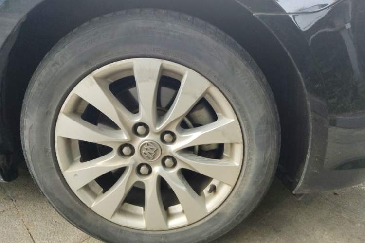 Used Buick LaCrosse 2013 2.4L SIDI Elite Comfort Version Right Front Wheel Hub