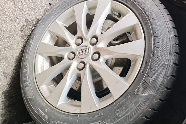 Used Buick LaCrosse 2013 2.4L SIDI Leading Comfort Version Right Front Wheel Hub