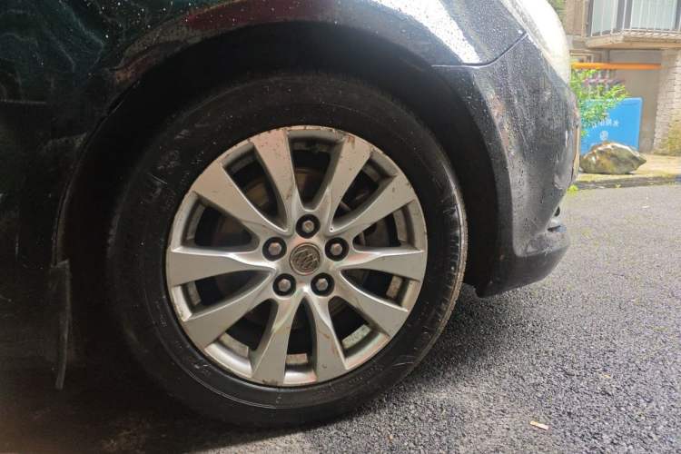 Used Buick LaCrosse 2013 2.4L SIDI Leading Comfort Version Right Front Wheel Hub