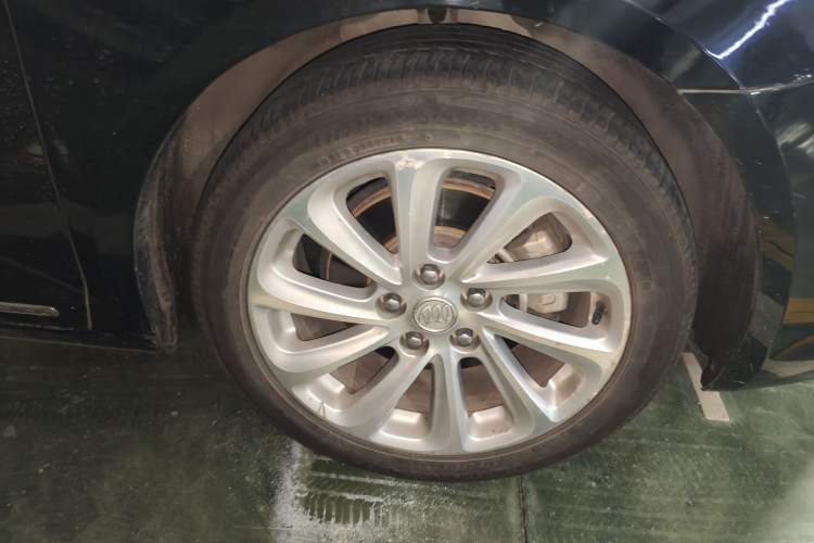 Used Buick LaCrosse 2013 2.4L SIDI Luxury Comfort Edition Right Front Wheel Hub