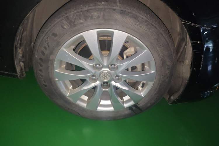 Used Buick LaCrosse 2013 2.4L SIDI Elite Comfort Version Right Front Wheel Hub