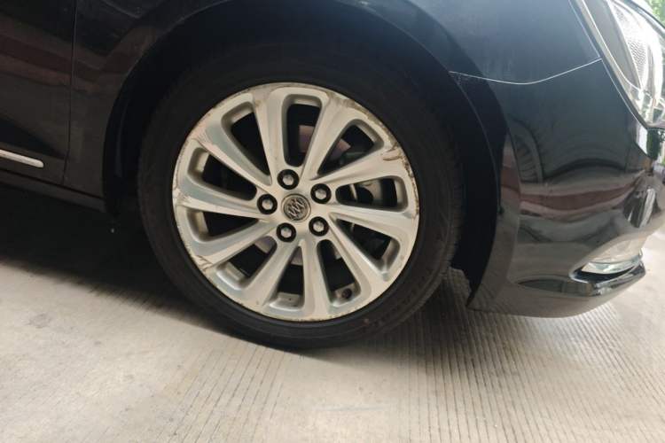 Used Buick LaCrosse 2013 2.4L SIDI Luxury Comfort Edition Right Front Wheel Hub