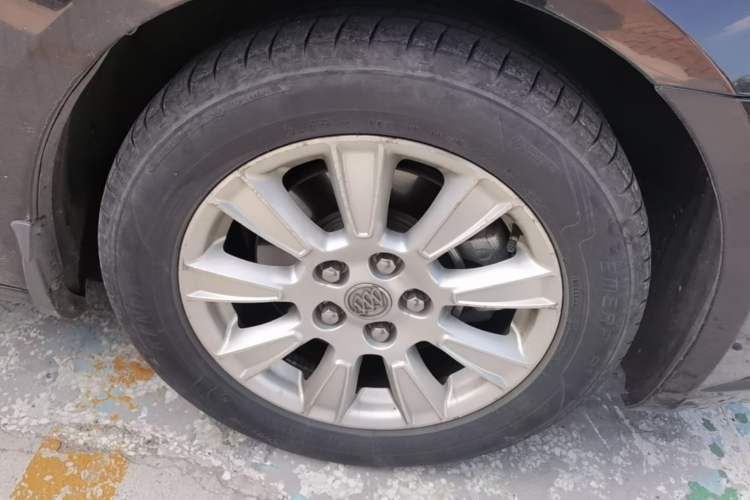Used Buick LaCrosse 2013 2.4L SIDI Elite Comfort Version Right Front Wheel Hub