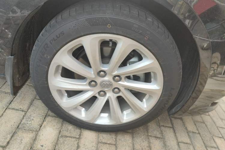 Used Buick LaCrosse 2013 2.4L SIDI Luxury Comfort Edition Right Front Wheel Hub