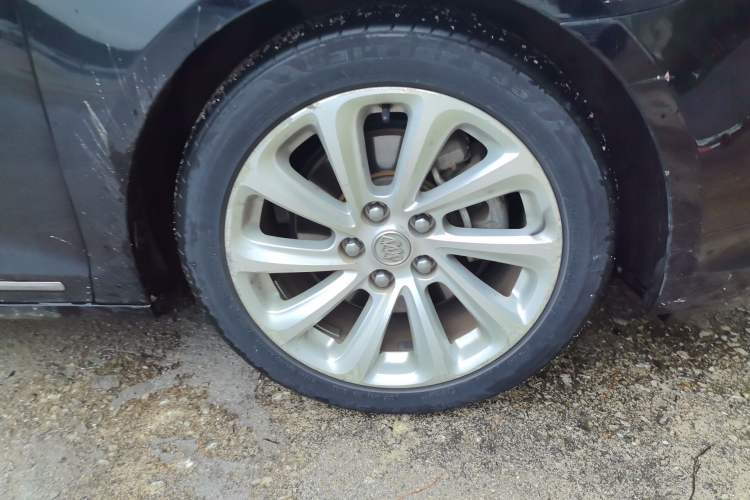 Used Buick LaCrosse 2013 2.4L SIDI Luxury Comfort Edition Right Front Wheel Hub